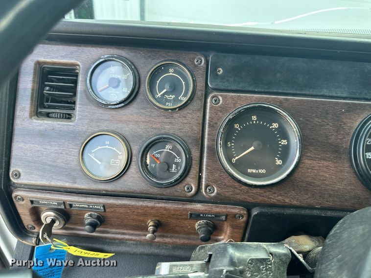 image for item DS2213 1986 Freightliner FLC  grain truck