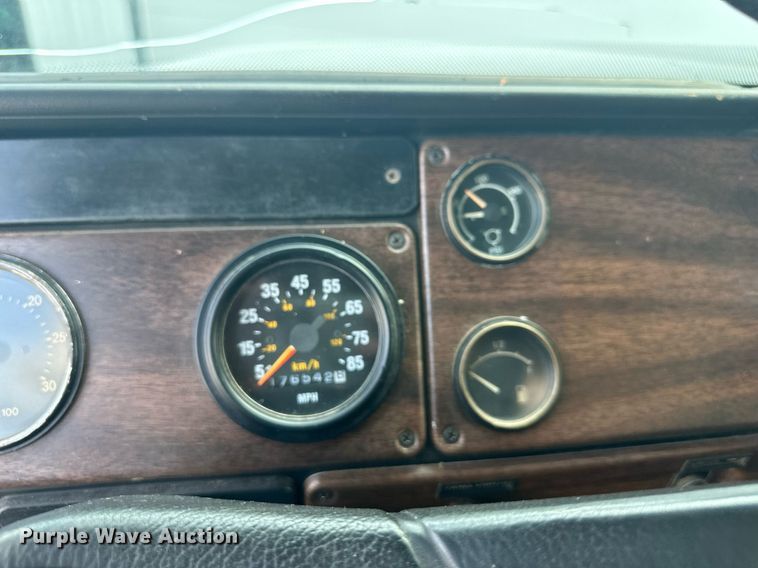 image for item DS2213 1986 Freightliner FLC  grain truck