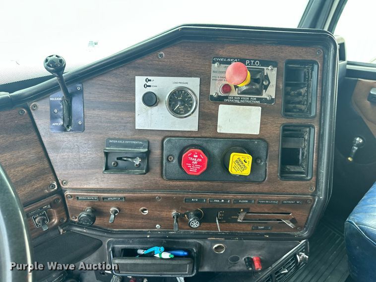 image for item DS2213 1986 Freightliner FLC  grain truck