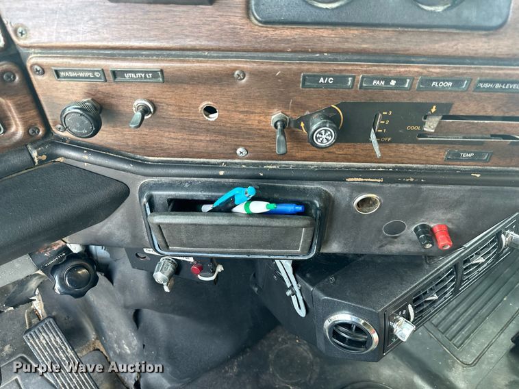 image for item DS2213 1986 Freightliner FLC  grain truck