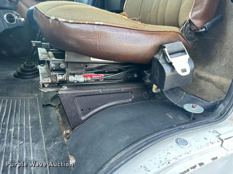 image for item DS2213 1986 Freightliner FLC  grain truck