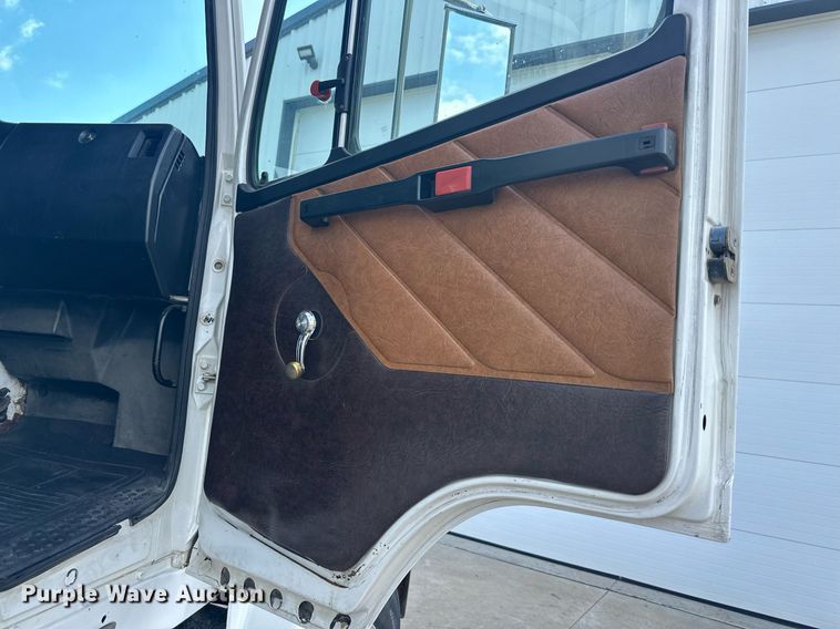 image for item DS2213 1986 Freightliner FLC  grain truck