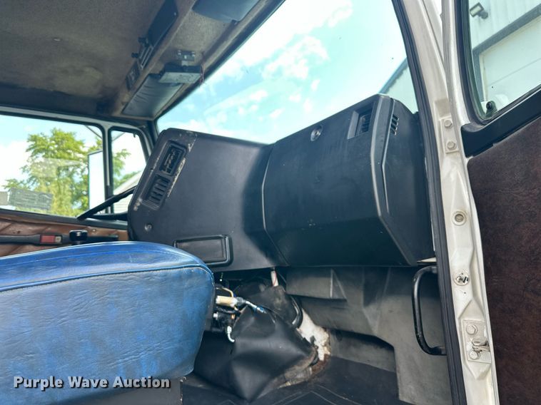 image for item DS2213 1986 Freightliner FLC  grain truck