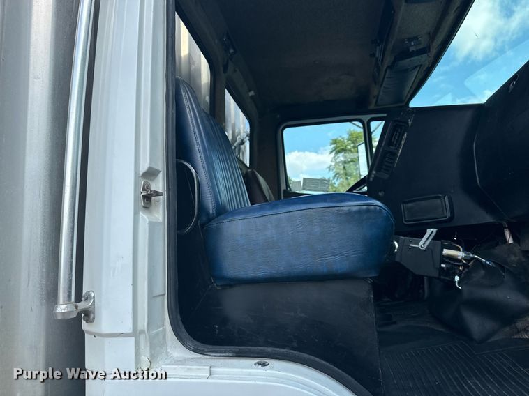 image for item DS2213 1986 Freightliner FLC  grain truck