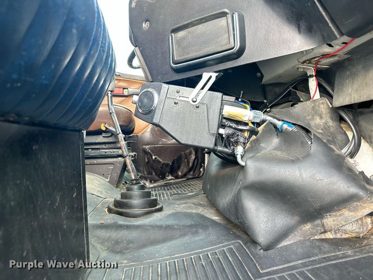 image for item DS2213 1986 Freightliner FLC  grain truck