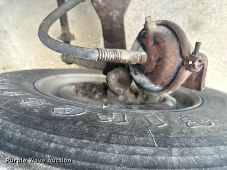 image for item DS2213 1986 Freightliner FLC  grain truck