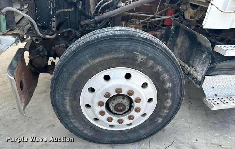 image for item DS2213 1986 Freightliner FLC  grain truck