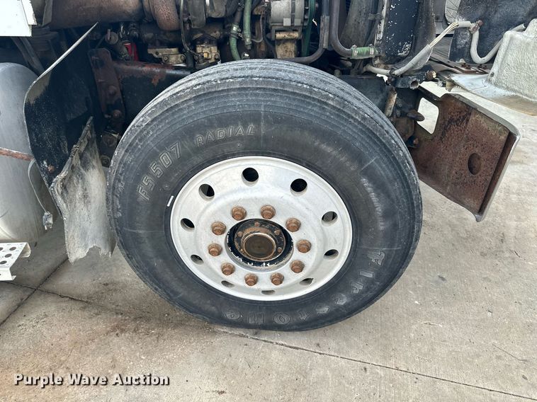 image for item DS2213 1986 Freightliner FLC  grain truck