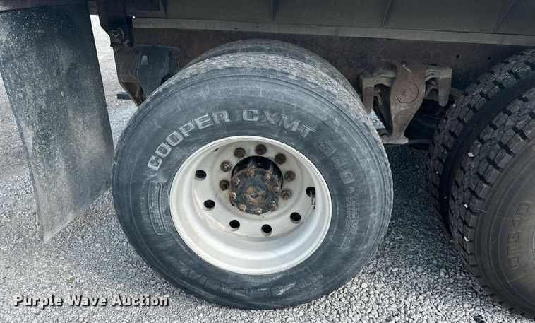 image for item DS2213 1986 Freightliner FLC  grain truck