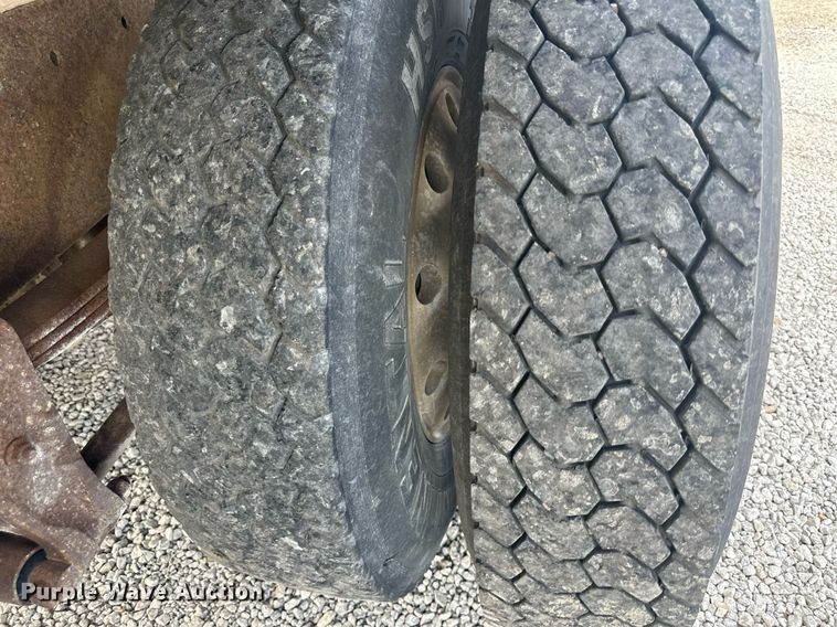 image for item DS2213 1986 Freightliner FLC  grain truck