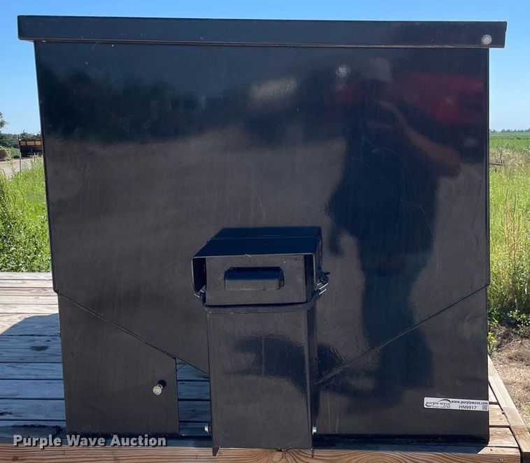 image for item HN9917 Crownline Cattle Feeders 542 Manual  cake feeder