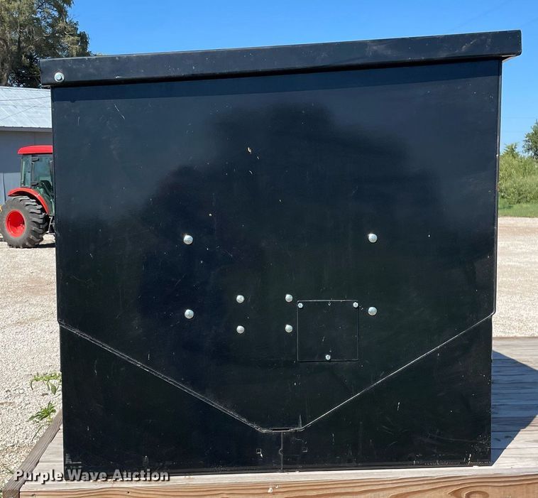 image for item HN9917 Crownline Cattle Feeders 542 Manual  cake feeder