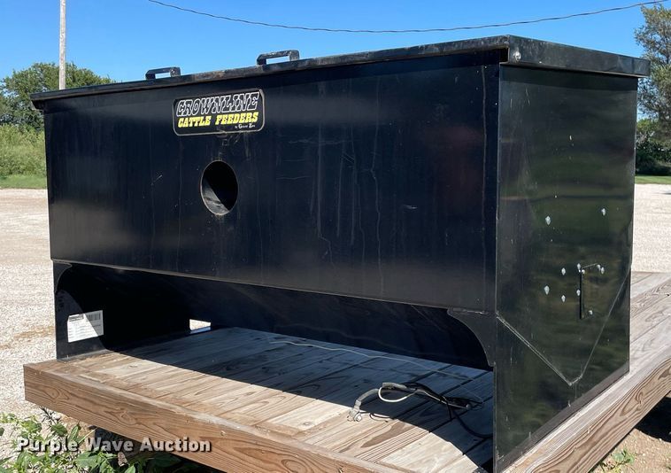 image for item HN9917 Crownline Cattle Feeders 542 Manual  cake feeder