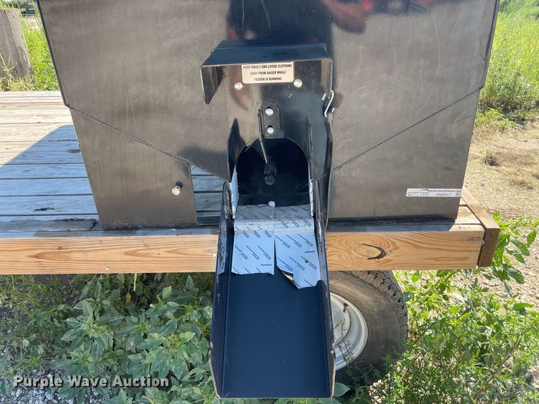 image for item HN9917 Crownline Cattle Feeders 542 Manual  cake feeder