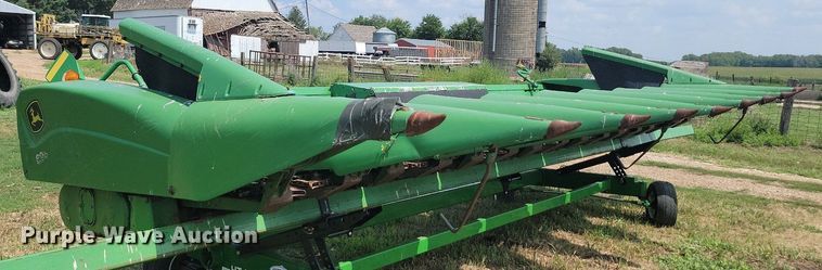 image for item LQ9089 John Deere 893  corn head