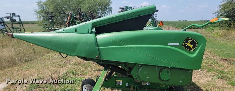 image for item LQ9089 John Deere 893  corn head