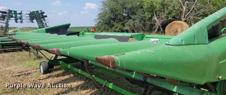 image for item LQ9089 John Deere 893  corn head