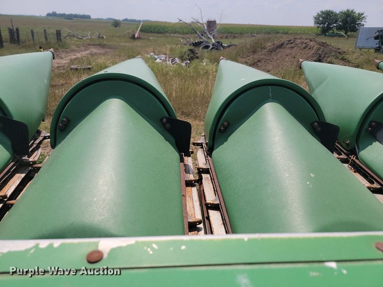 image for item LQ9089 John Deere 893  corn head