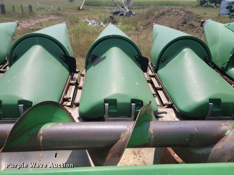 image for item LQ9089 John Deere 893  corn head