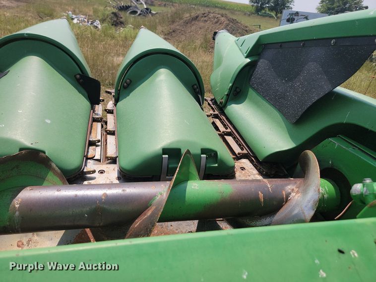 image for item LQ9089 John Deere 893  corn head