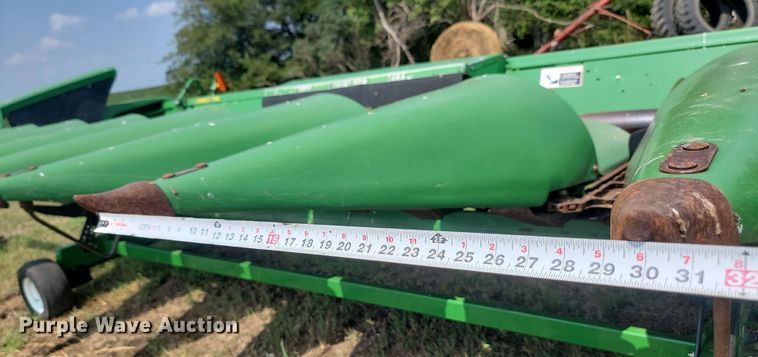 image for item LQ9089 John Deere 893  corn head