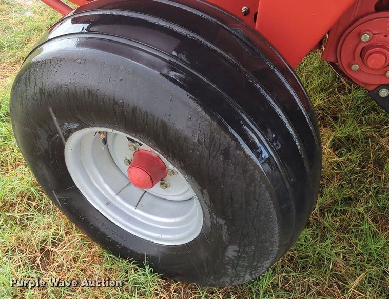 image for item MY9896 2007 Case RBX563  round baler