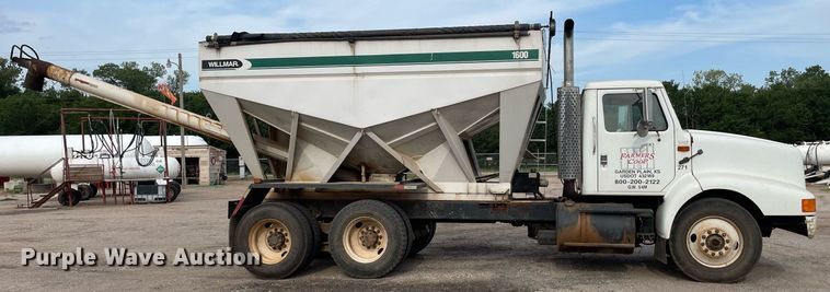 image for item NH9751 1993 International  fertilizer delivery truck