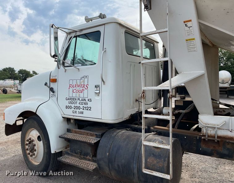 image for item NH9751 1993 International  fertilizer delivery truck