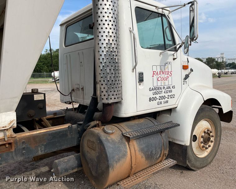 image for item NH9751 1993 International  fertilizer delivery truck