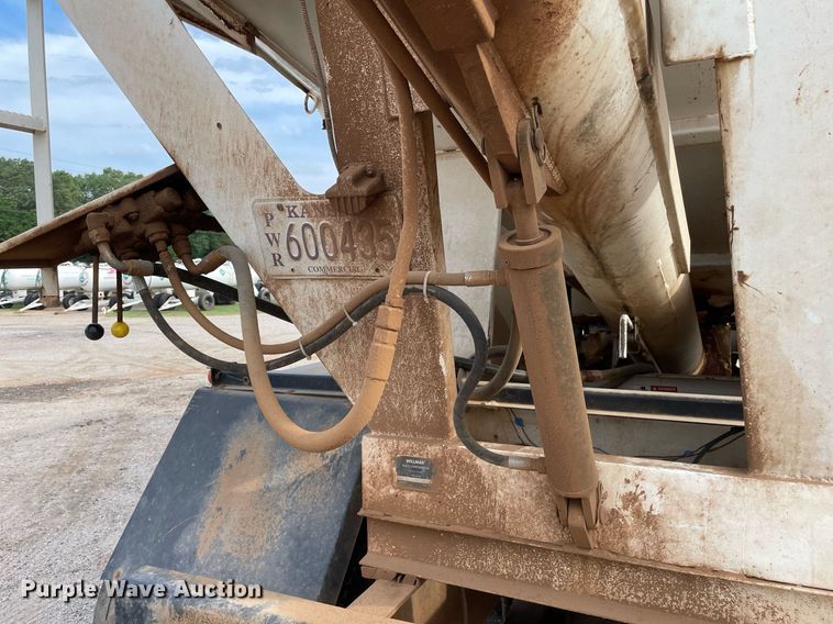 image for item NH9751 1993 International  fertilizer delivery truck