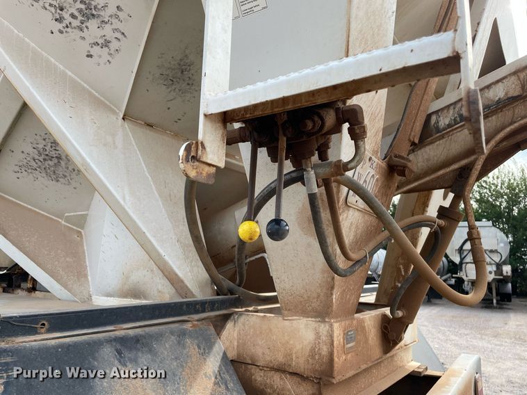 image for item NH9751 1993 International  fertilizer delivery truck