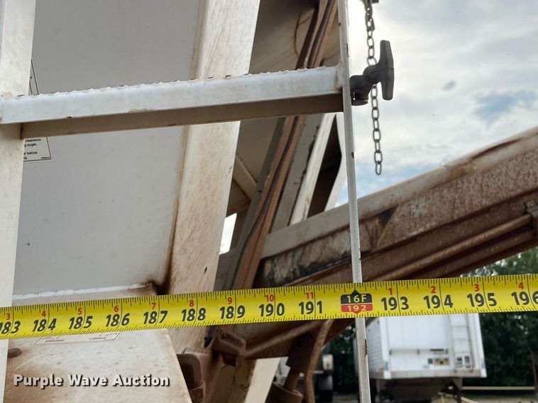 image for item NH9751 1993 International  fertilizer delivery truck