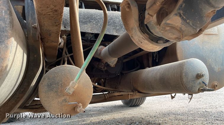 image for item NH9751 1993 International  fertilizer delivery truck