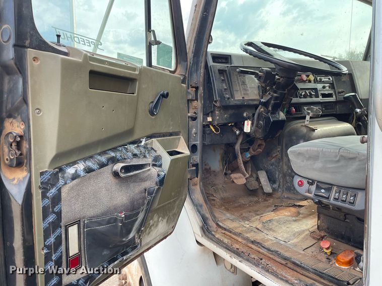 image for item NH9751 1993 International  fertilizer delivery truck