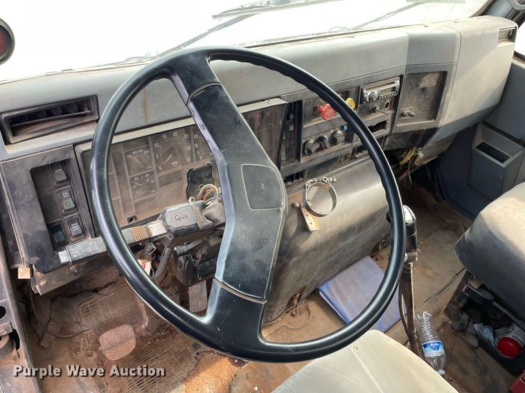 image for item NH9751 1993 International  fertilizer delivery truck