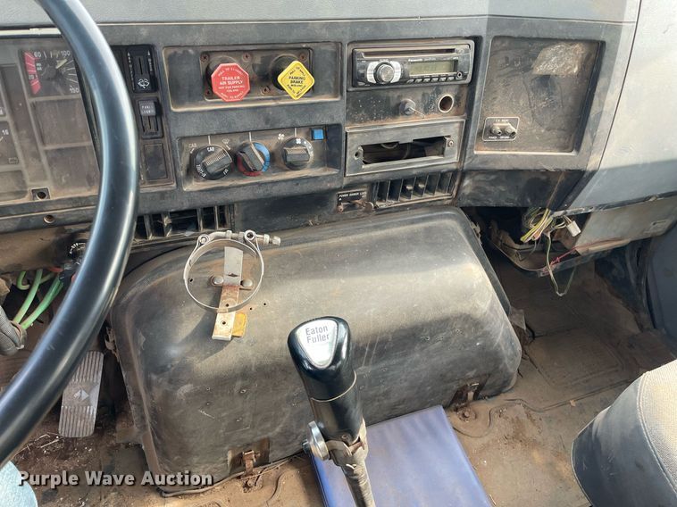 image for item NH9751 1993 International  fertilizer delivery truck