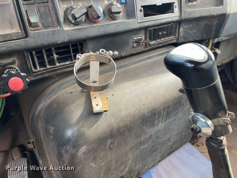 image for item NH9751 1993 International  fertilizer delivery truck