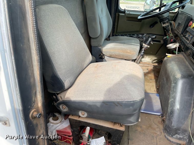 image for item NH9751 1993 International  fertilizer delivery truck