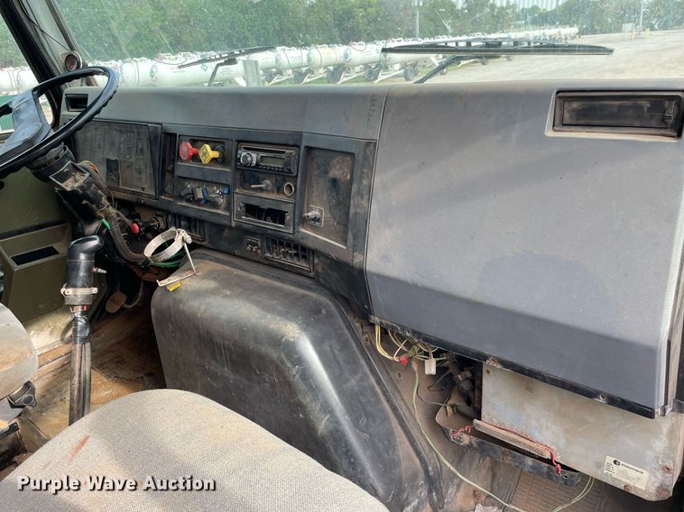 image for item NH9751 1993 International  fertilizer delivery truck