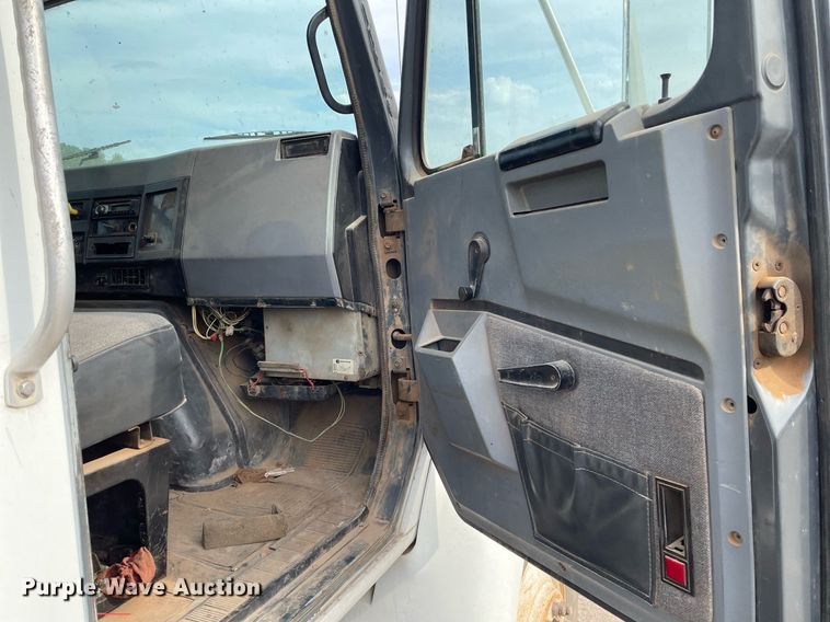 image for item NH9751 1993 International  fertilizer delivery truck