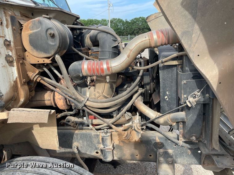 image for item NH9751 1993 International  fertilizer delivery truck