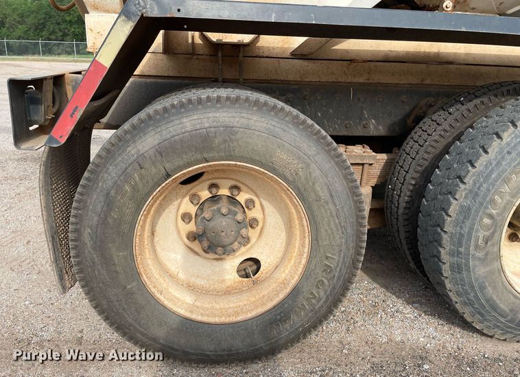 image for item NH9751 1993 International  fertilizer delivery truck