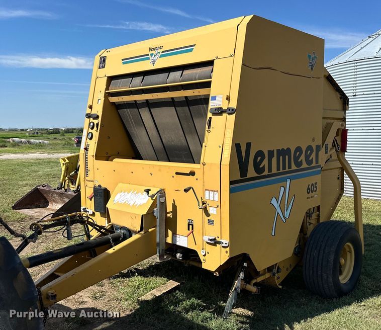 image for item NP9974 2002 Vermeer 605 XL  round baler