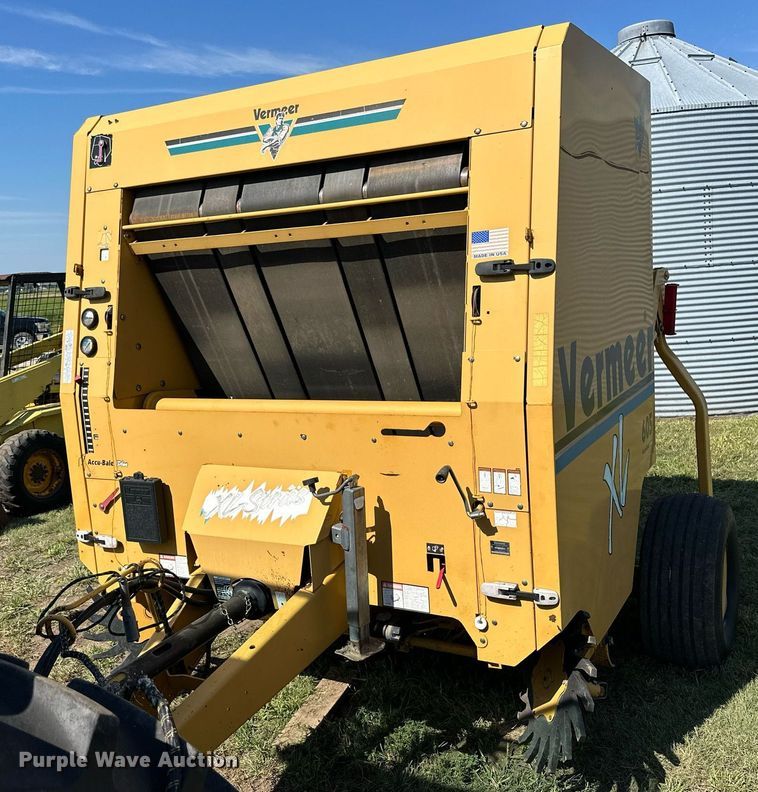 image for item NP9974 2002 Vermeer 605 XL  round baler