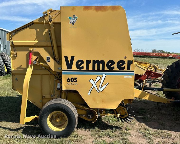 image for item NP9974 2002 Vermeer 605 XL  round baler