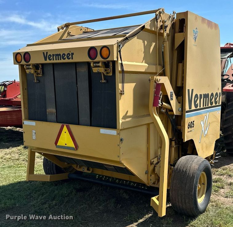 image for item NP9974 2002 Vermeer 605 XL  round baler