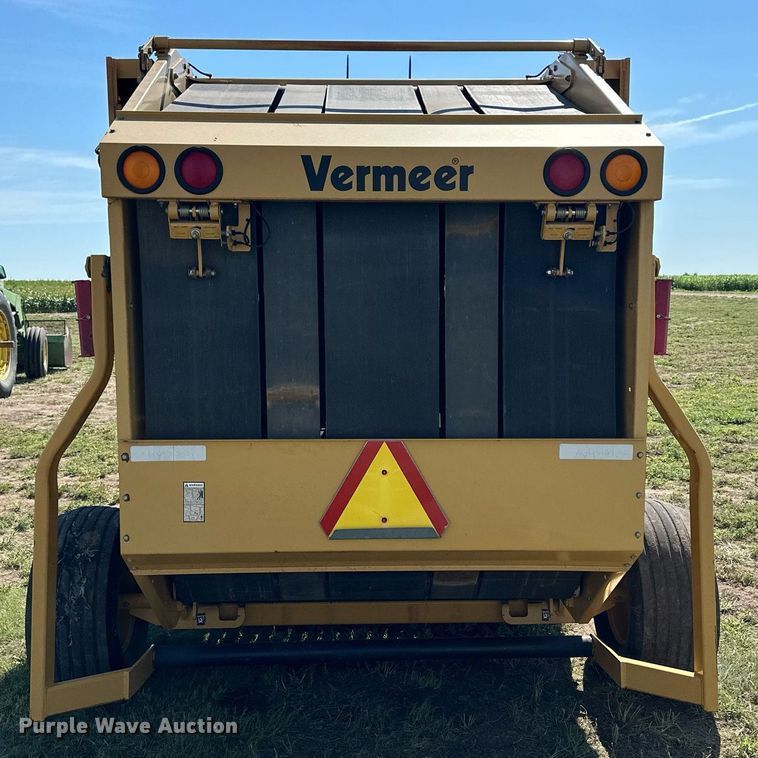 image for item NP9974 2002 Vermeer 605 XL  round baler