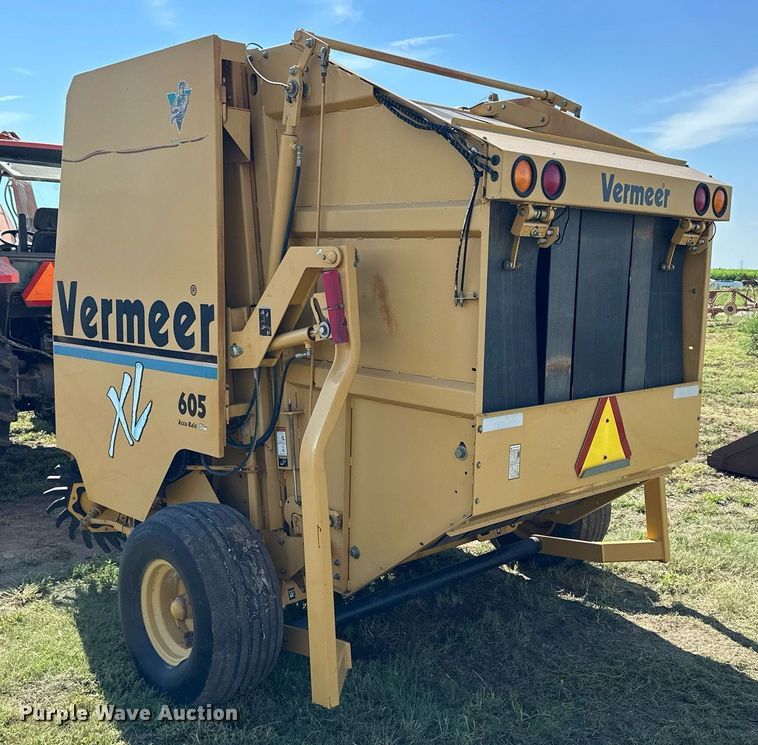 image for item NP9974 2002 Vermeer 605 XL  round baler