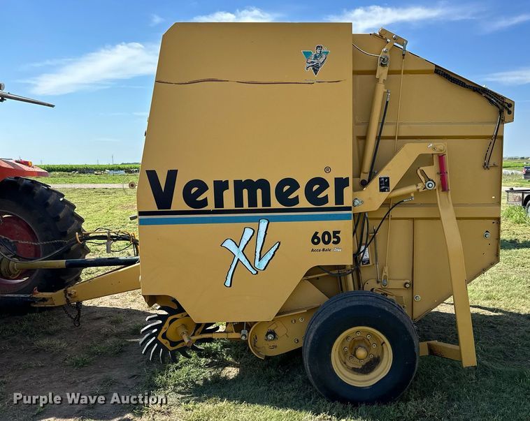 image for item NP9974 2002 Vermeer 605 XL  round baler