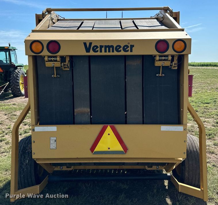 image for item NP9974 2002 Vermeer 605 XL  round baler
